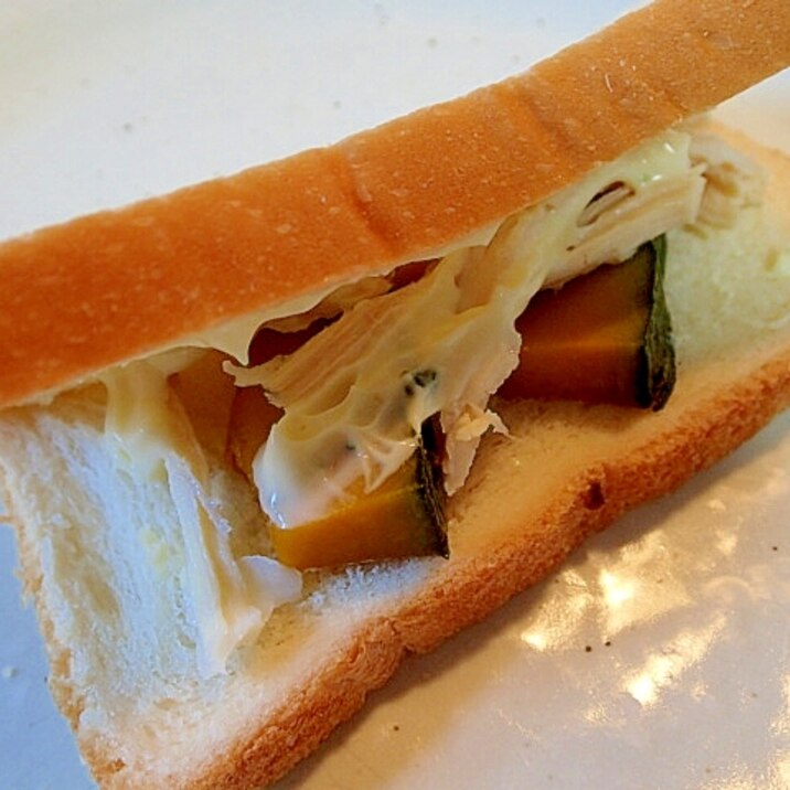 山葵マヨで　南瓜とサラダチキンのサンドイッチ
